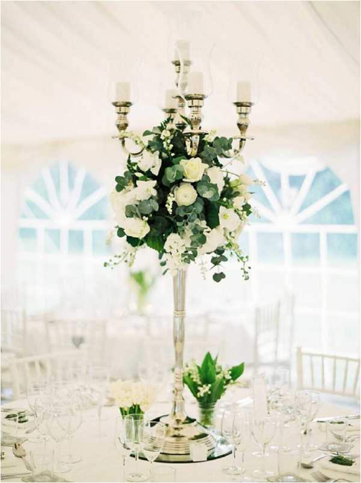 white wedding flowers as tablecentres