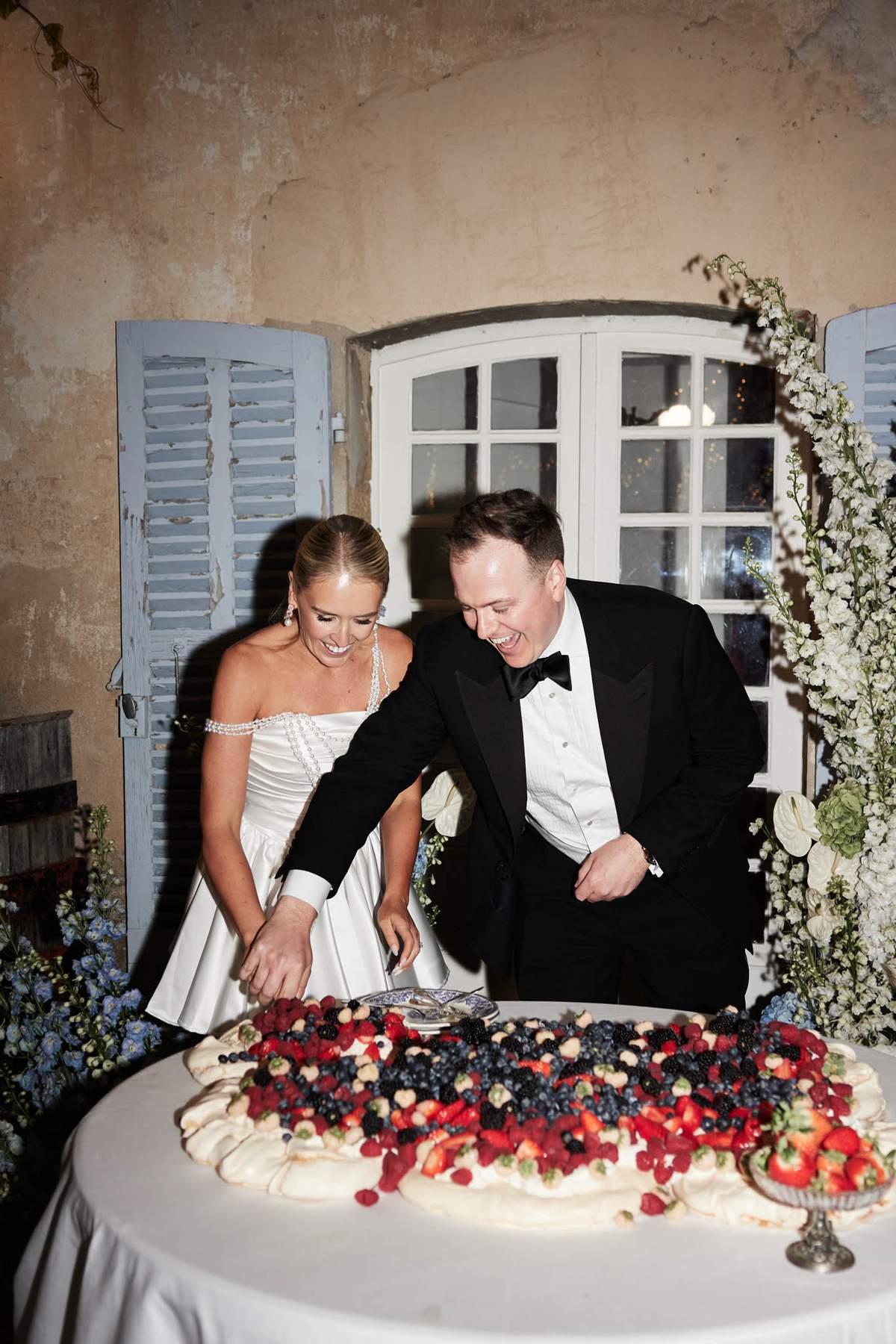robernier loulou memphis cake cutting bride groom laugh pavlova