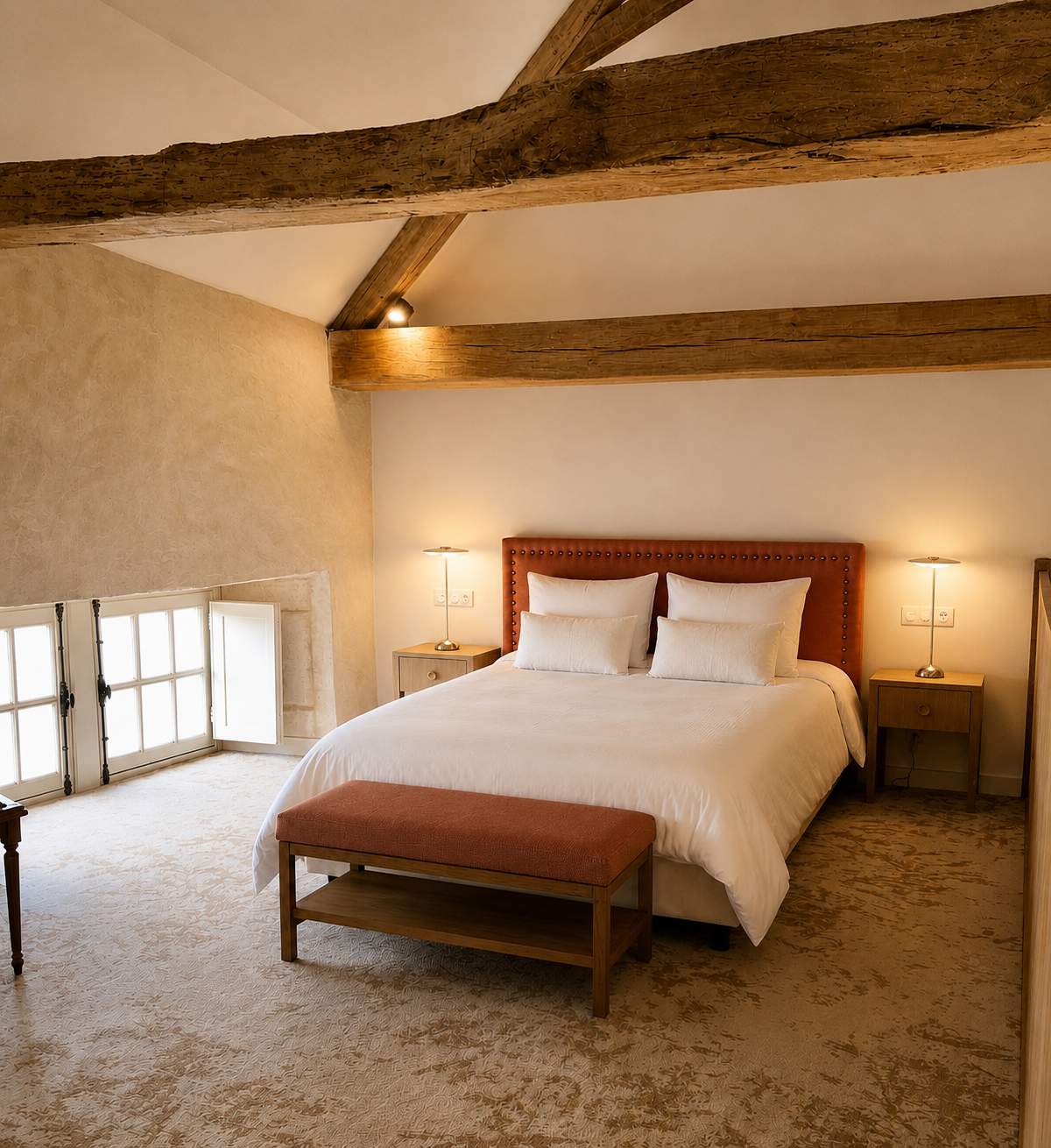 Guest bedroom with exposed beams, a terracotta headboard and a bench at the foot