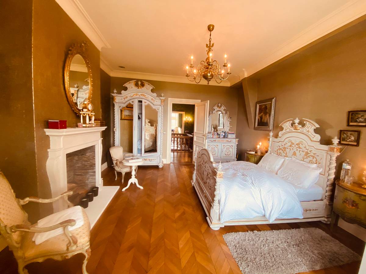 A guest bedroom at Château Changeux with a four-poster bed