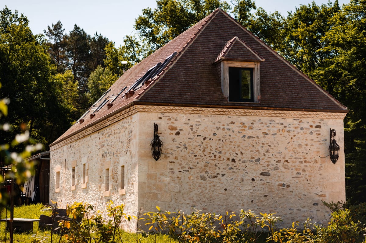 Wedding rings in the French countryside