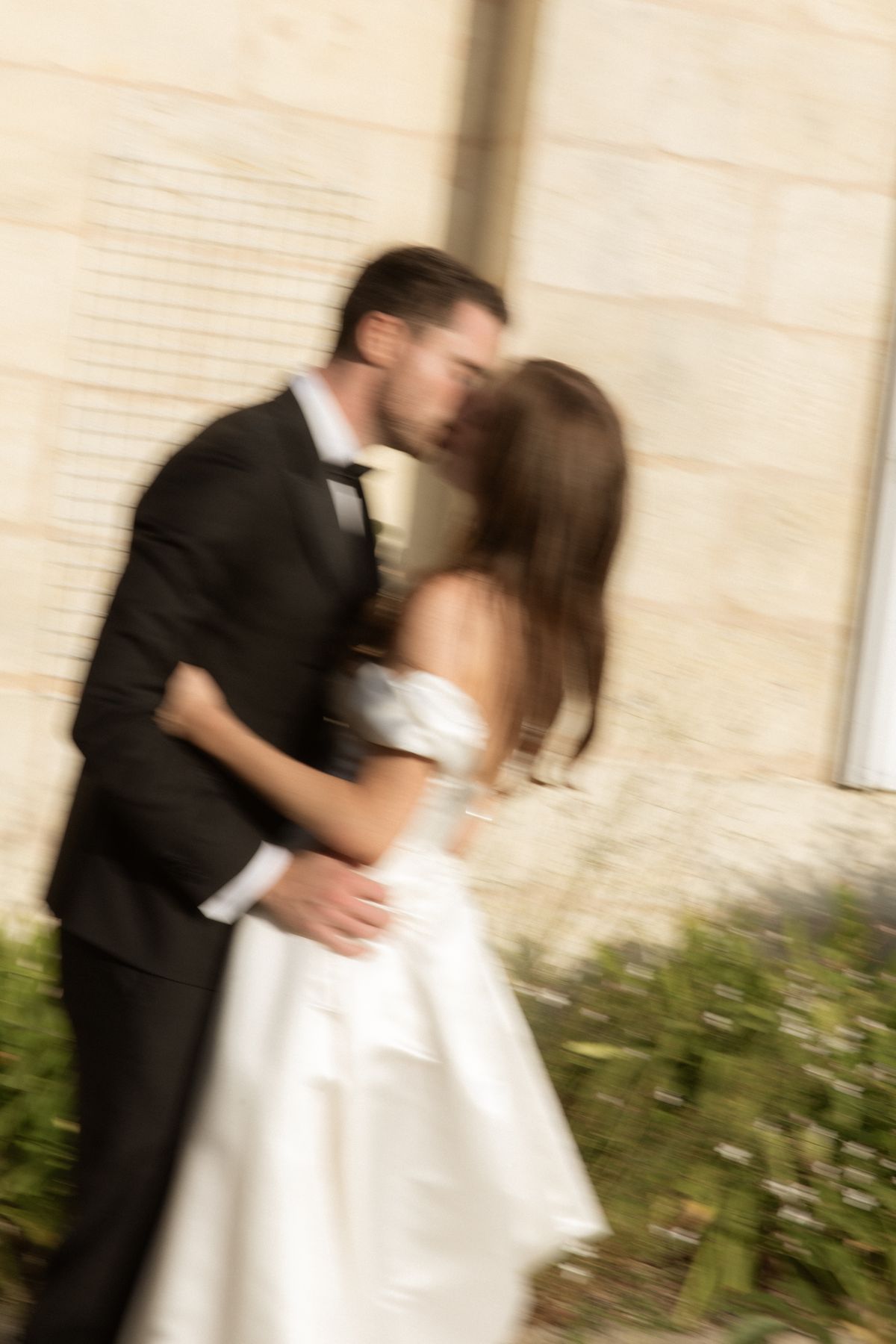 Motion-blur kiss portrait at Chateau Gassies, Nouvelle-Aquitaine