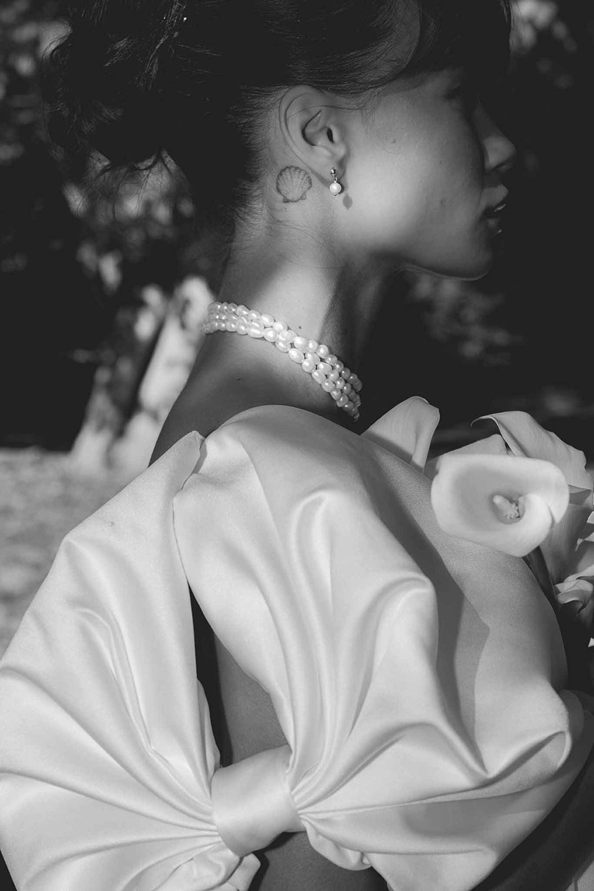 Bride side view showing shell tattoo at Château du Griffon