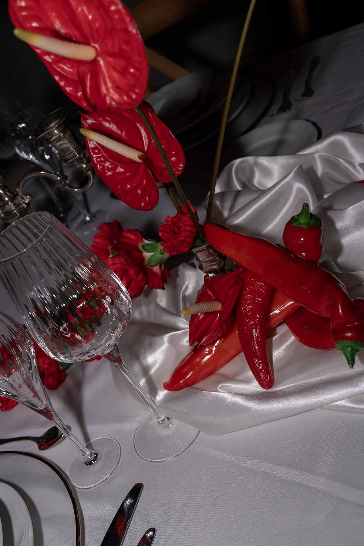 Red flower and chilli centrepiece detail