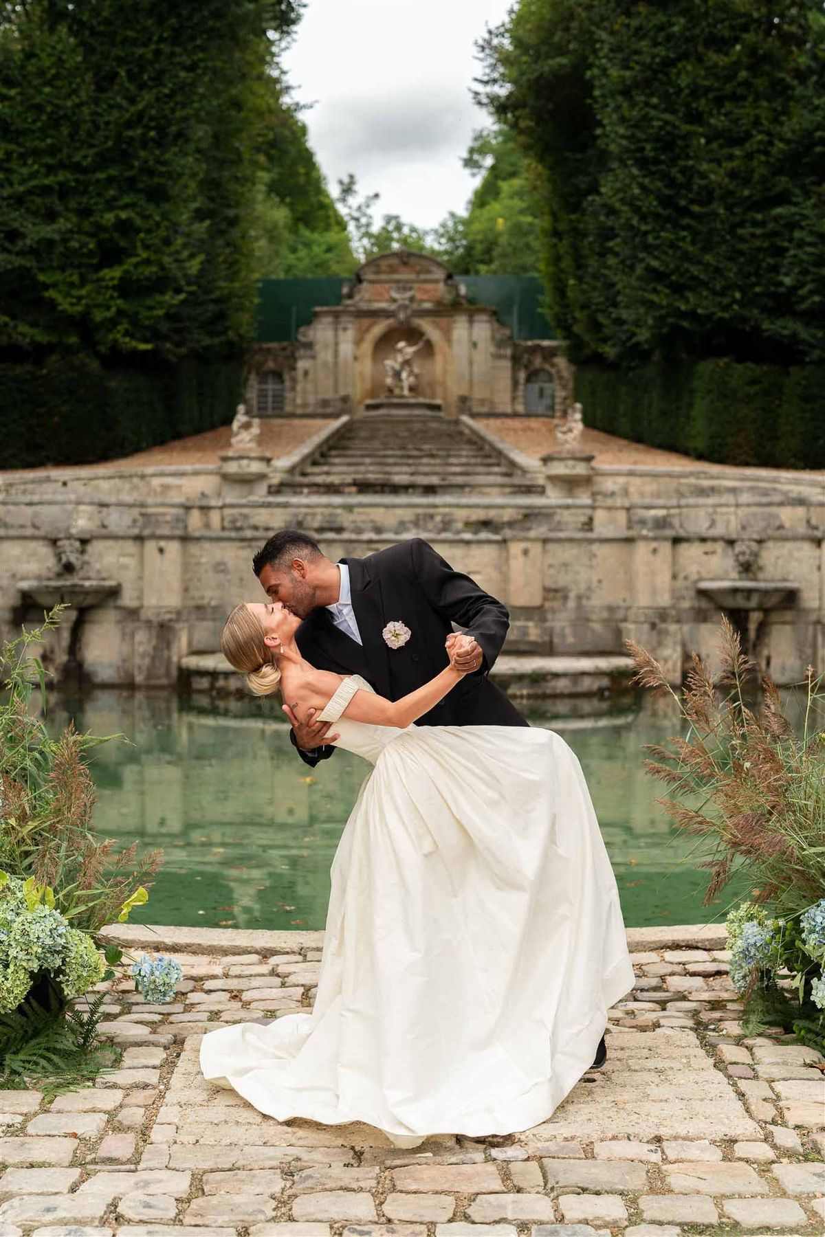 Couple kiss at cascade fountain at Chateau de Villette