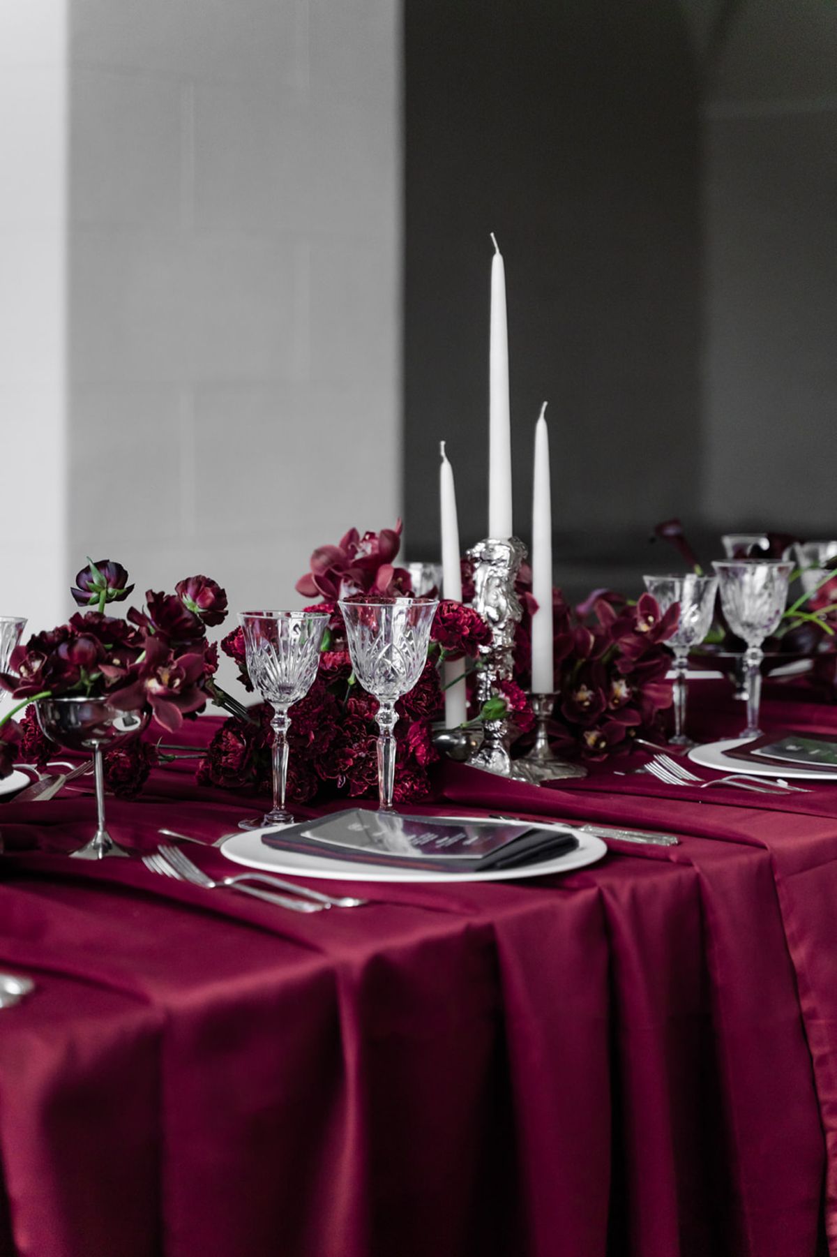 Reception table with magenta linen and orchid centrepiece at Domaine des Halles