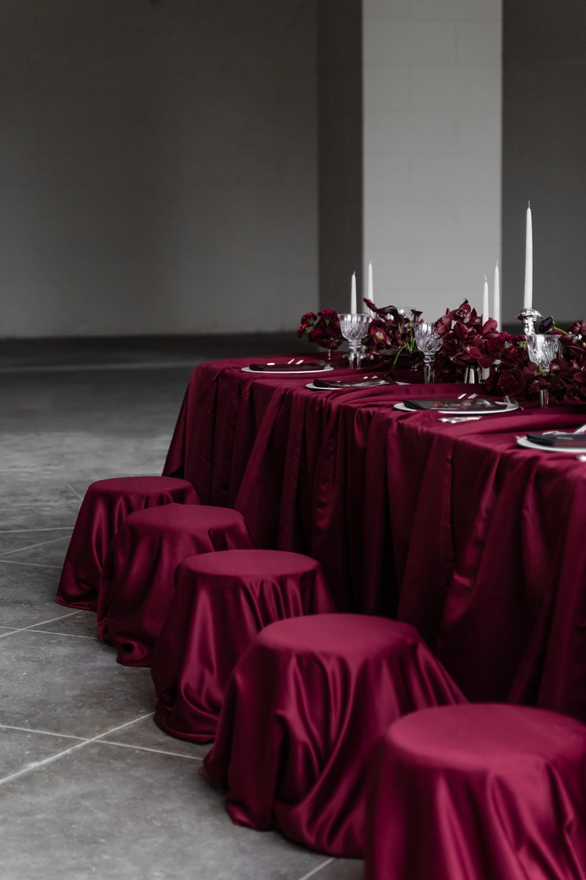 Centrepiece and candles on red linen at Domaine des Halles
