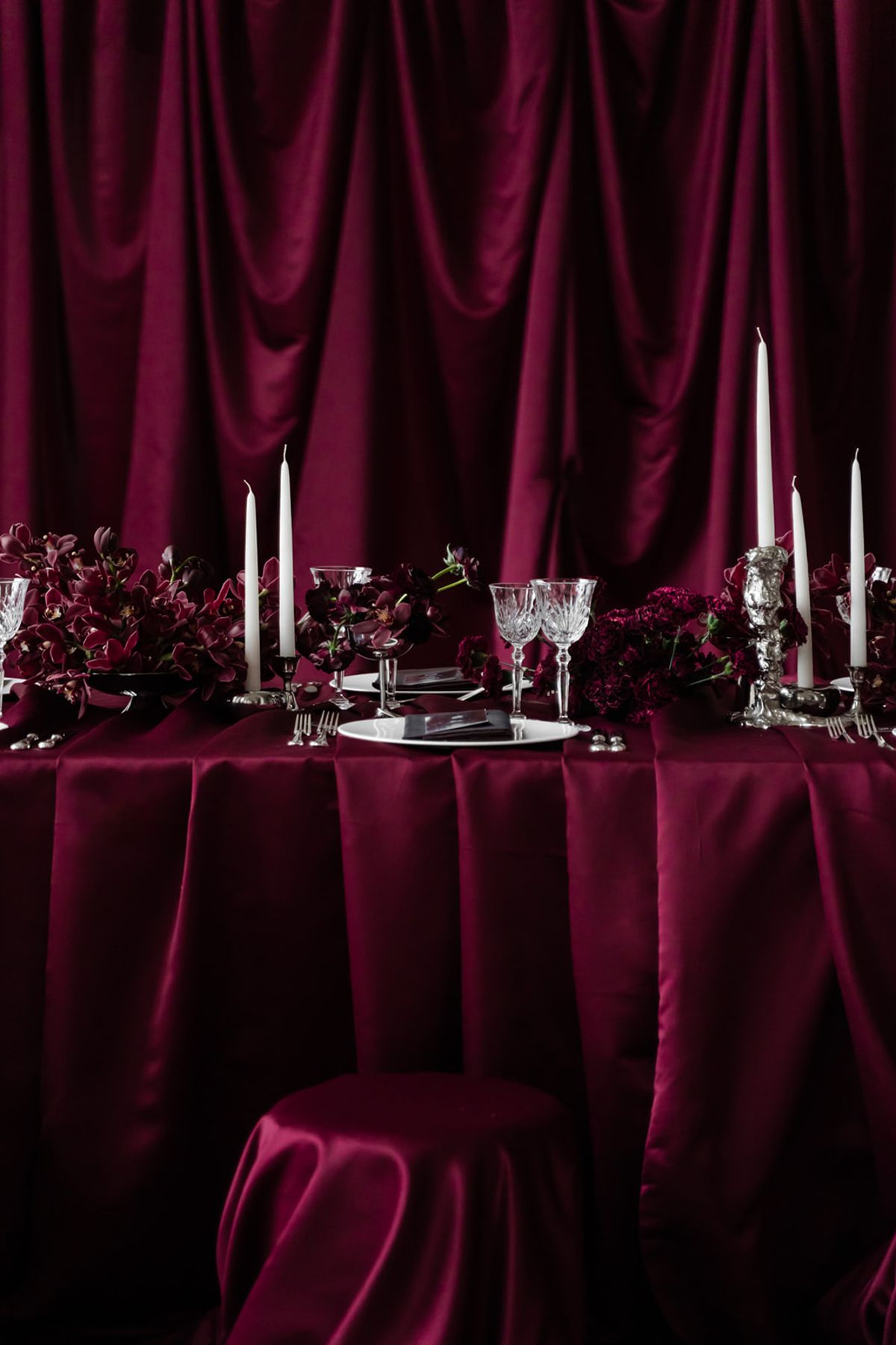 Silver tableware with centrepiece, candles and florals at Domaine des Halles