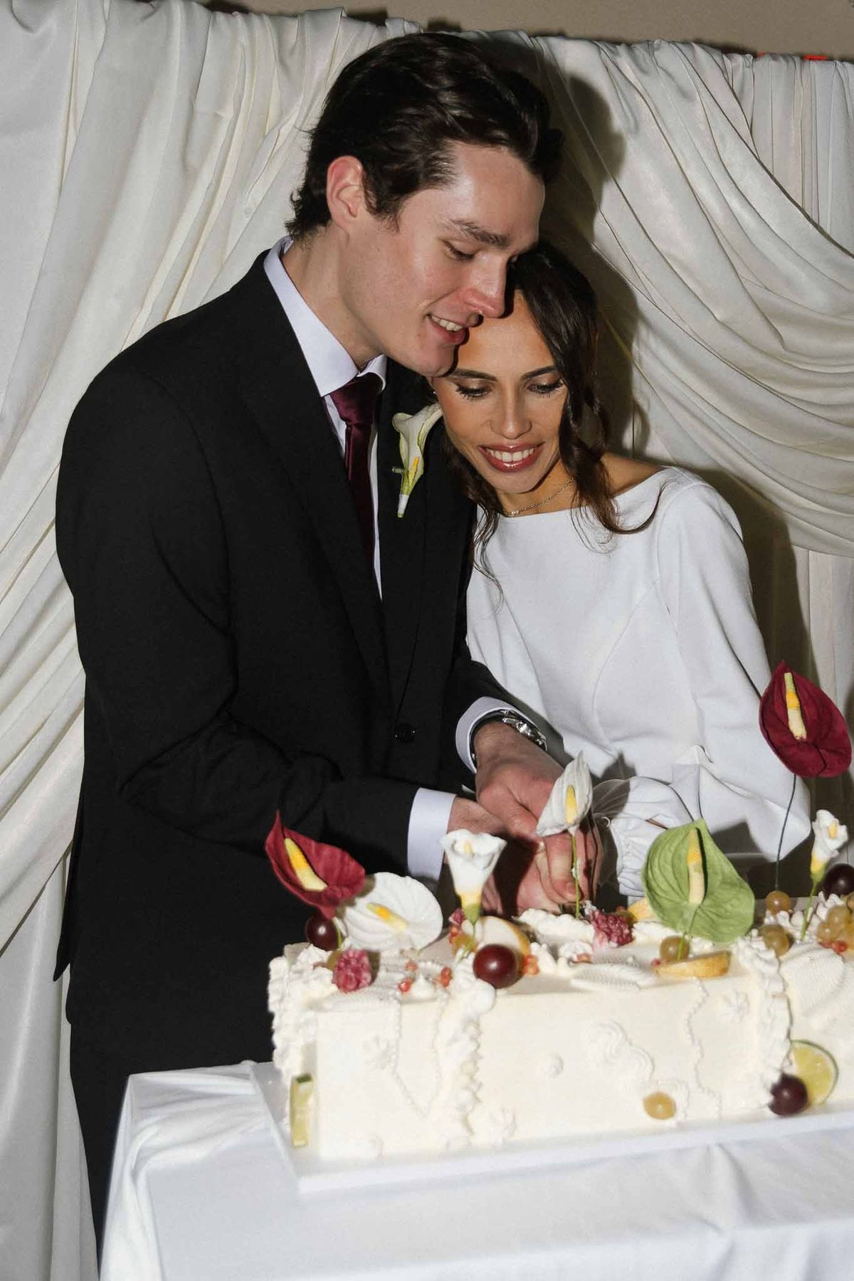 Couple cutting wedding cake at Chateau d'Hazeville reception