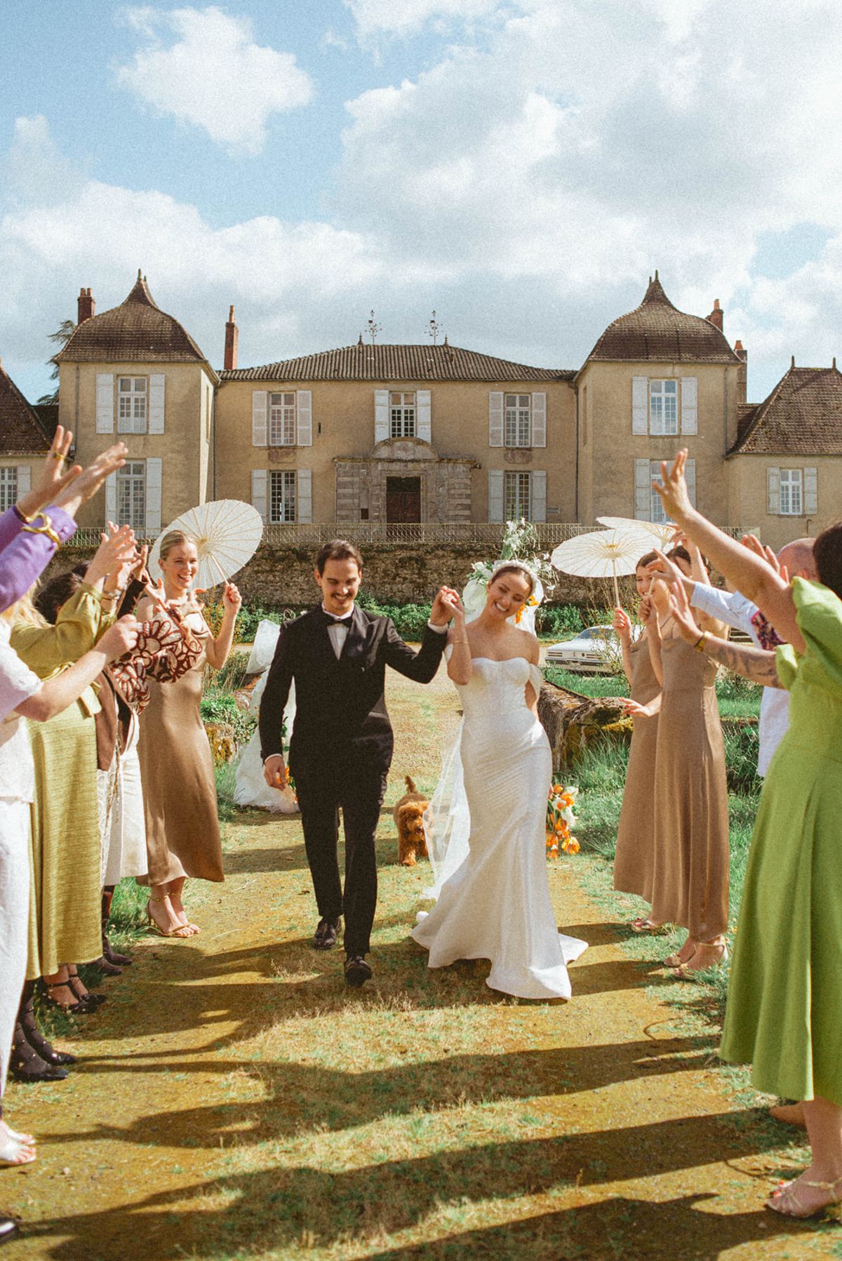 Couple celebrating with guests at Chateau de Campet