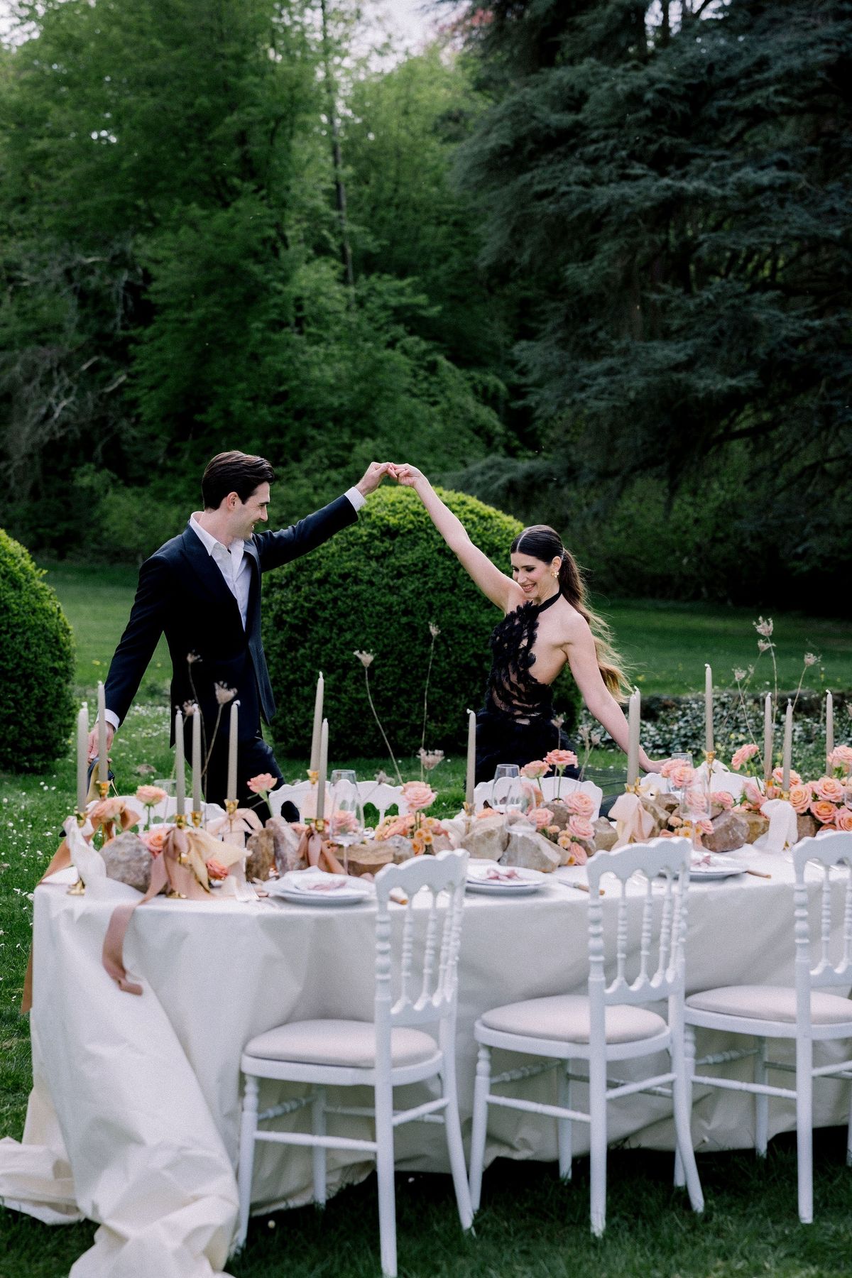 First dance beside outdoor table at Château de Méridon, Île-de-France