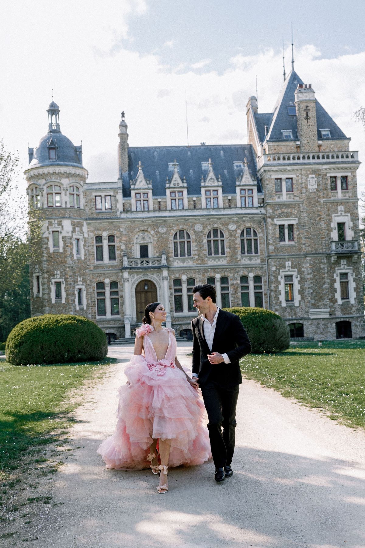 Couple walking on drive at Château de Méridon, Île-de-France