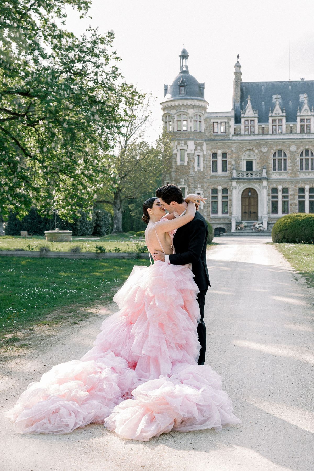 Couple kissing on drive at Château de Méridon, Île-de-France