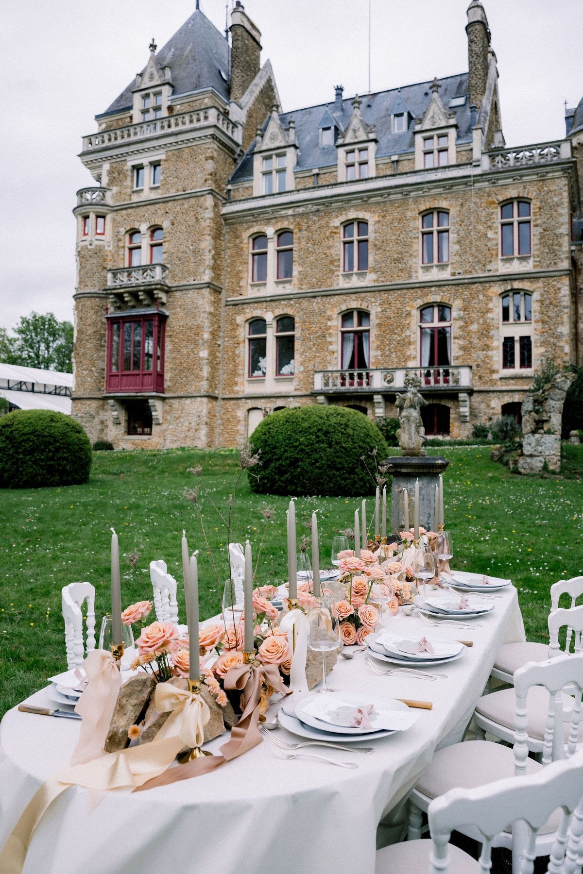 Outdoor tablescape close-up at Château de Méridon, Île-de-France