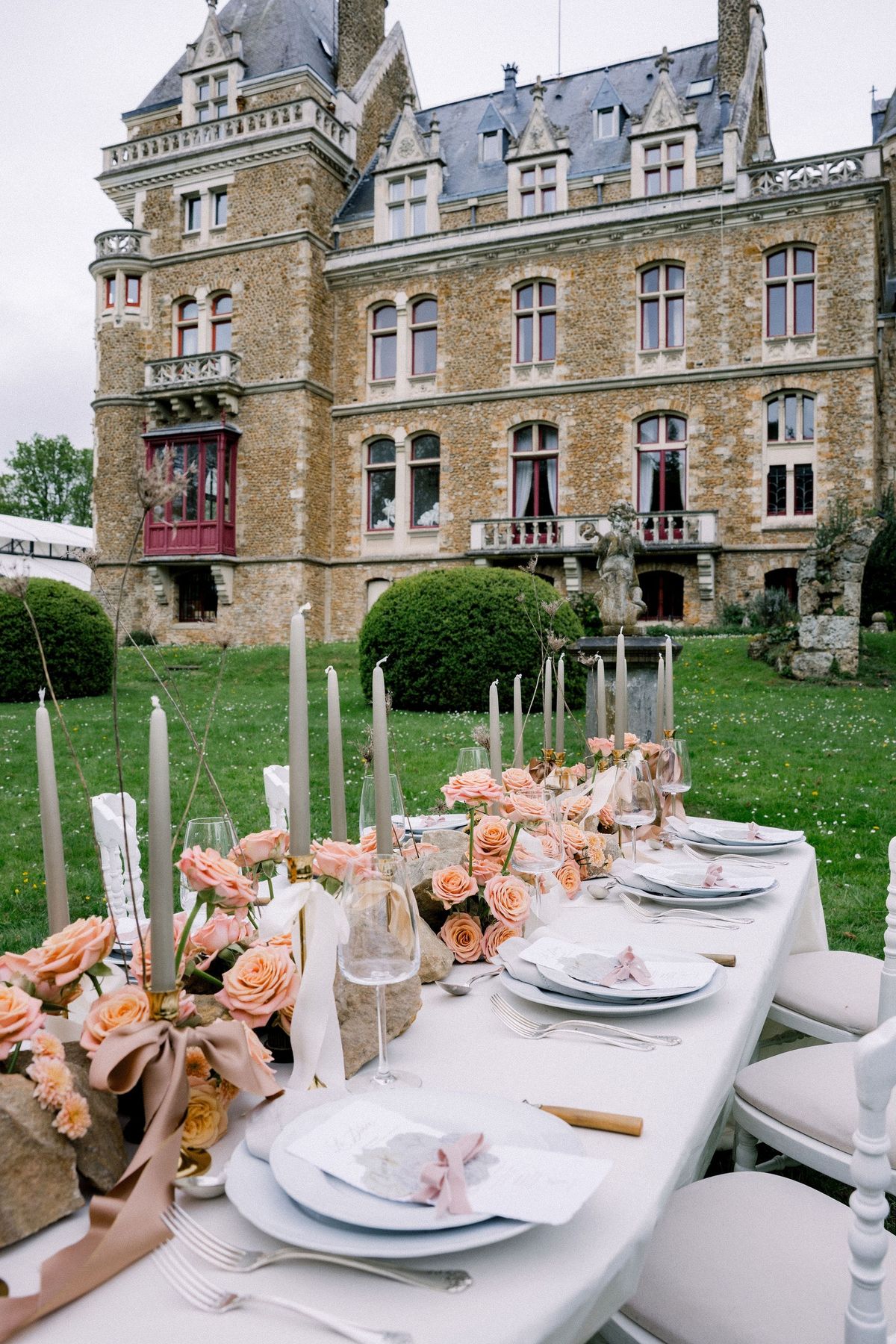 Outdoor tablescape long view at Château de Méridon, Île-de-France