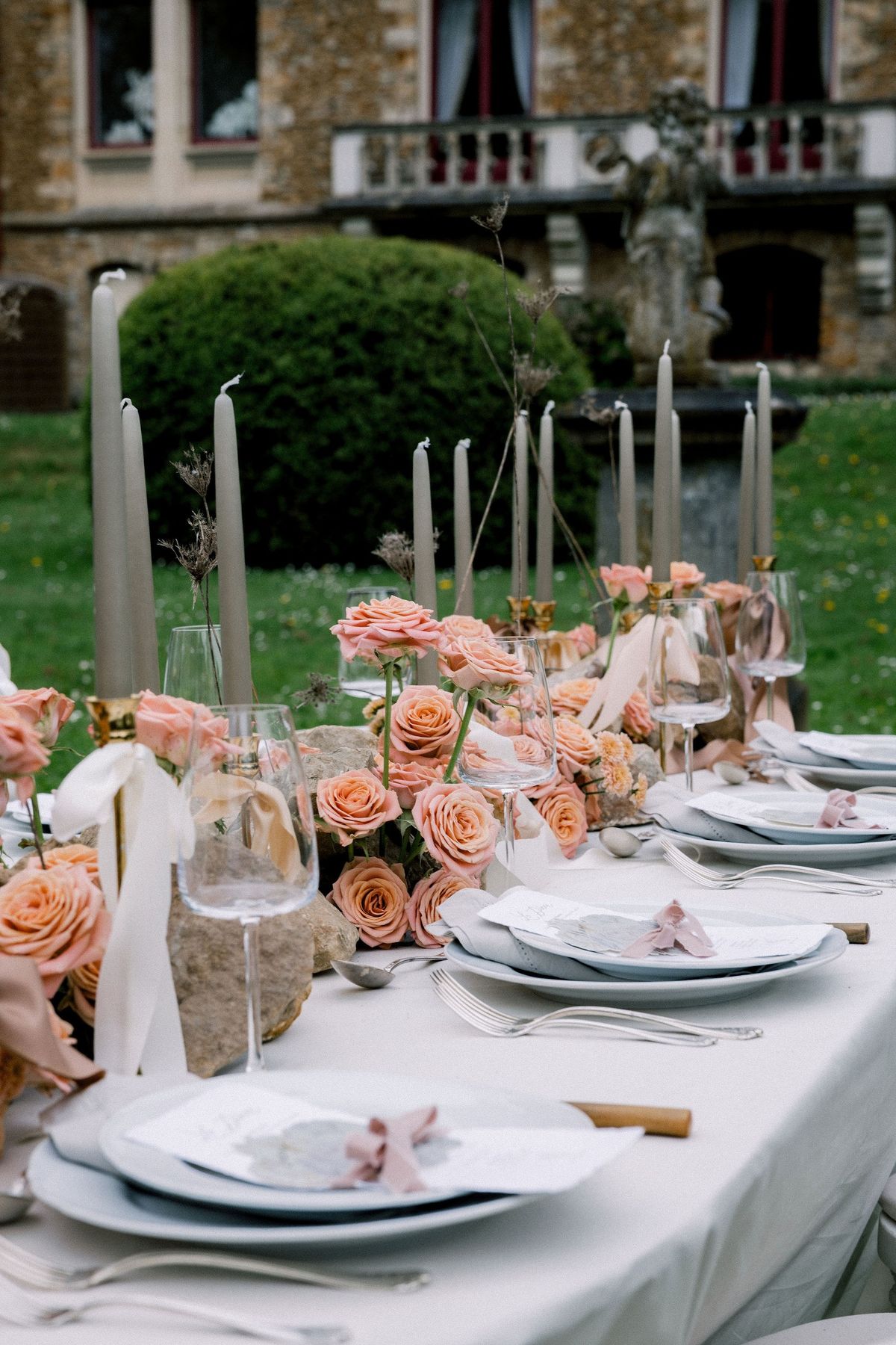 Stone-and-rose tablescape at Château de Méridon, Île-de-France