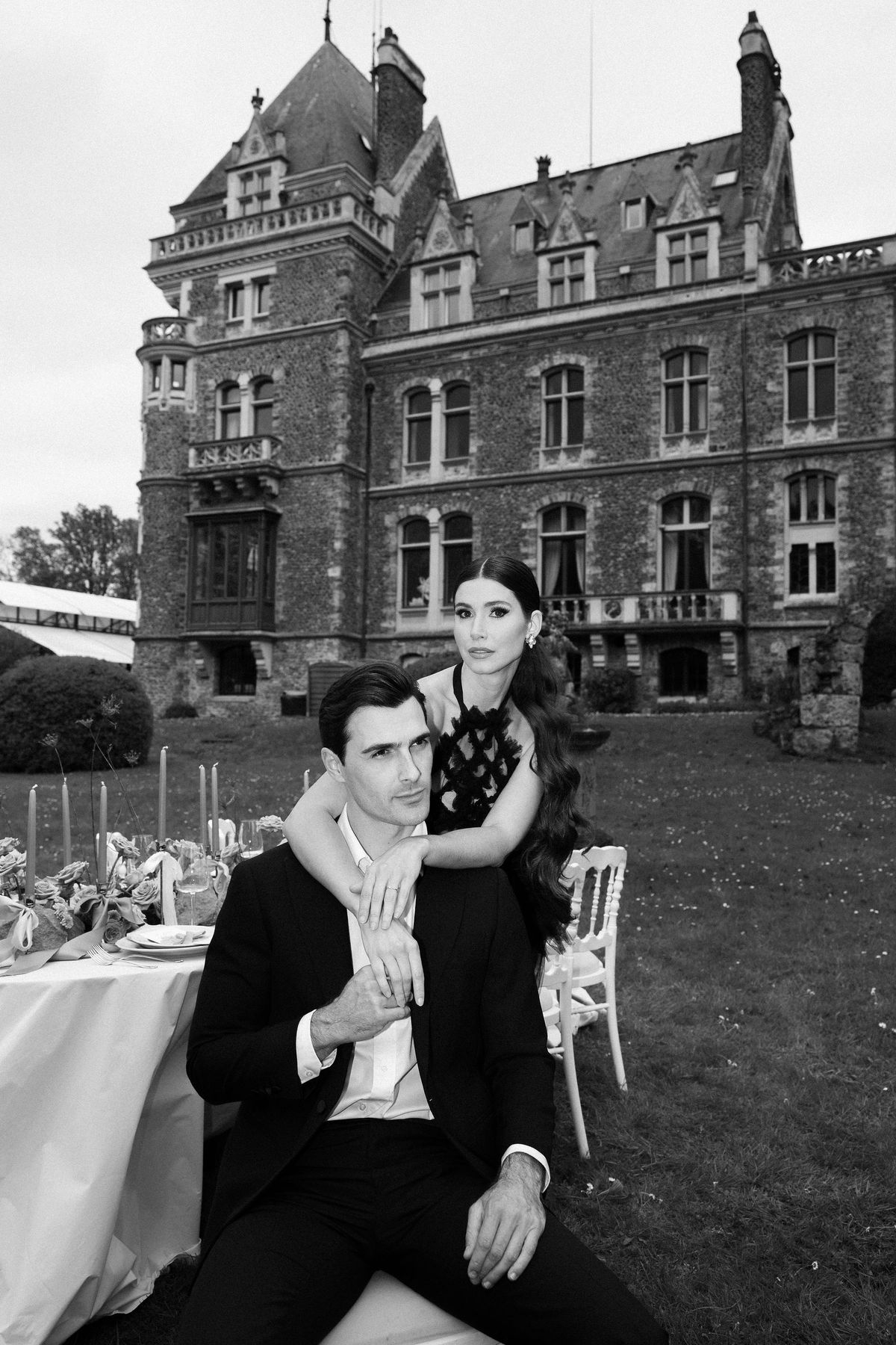 Black and white couple portrait in black evening dress at Château de Méridon, Île-de-France