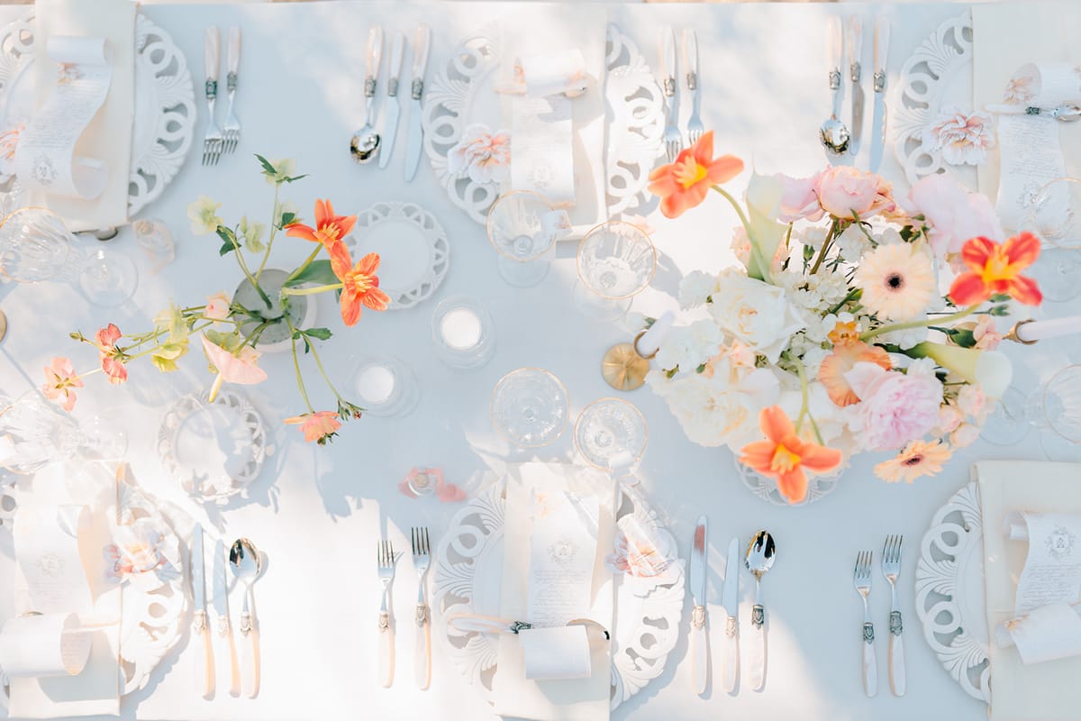 Overhead view of the table dressed with lilies and blooms