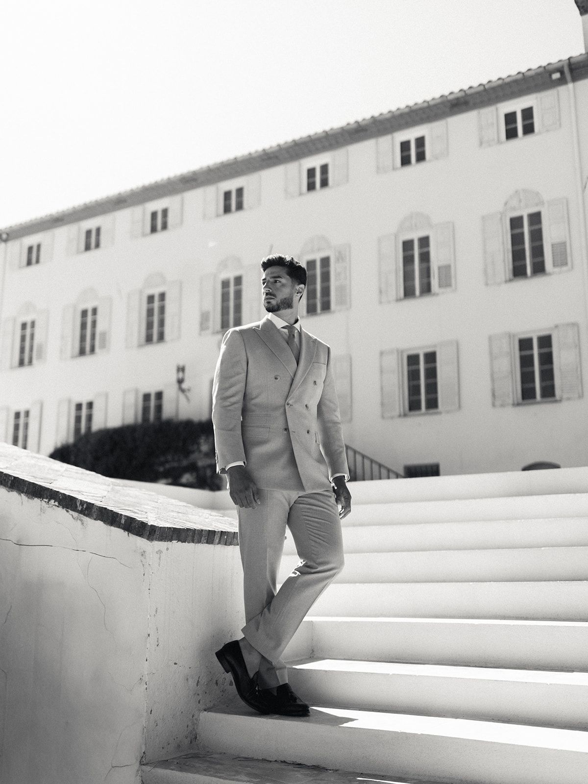 Groom on the bastide steps, black and white