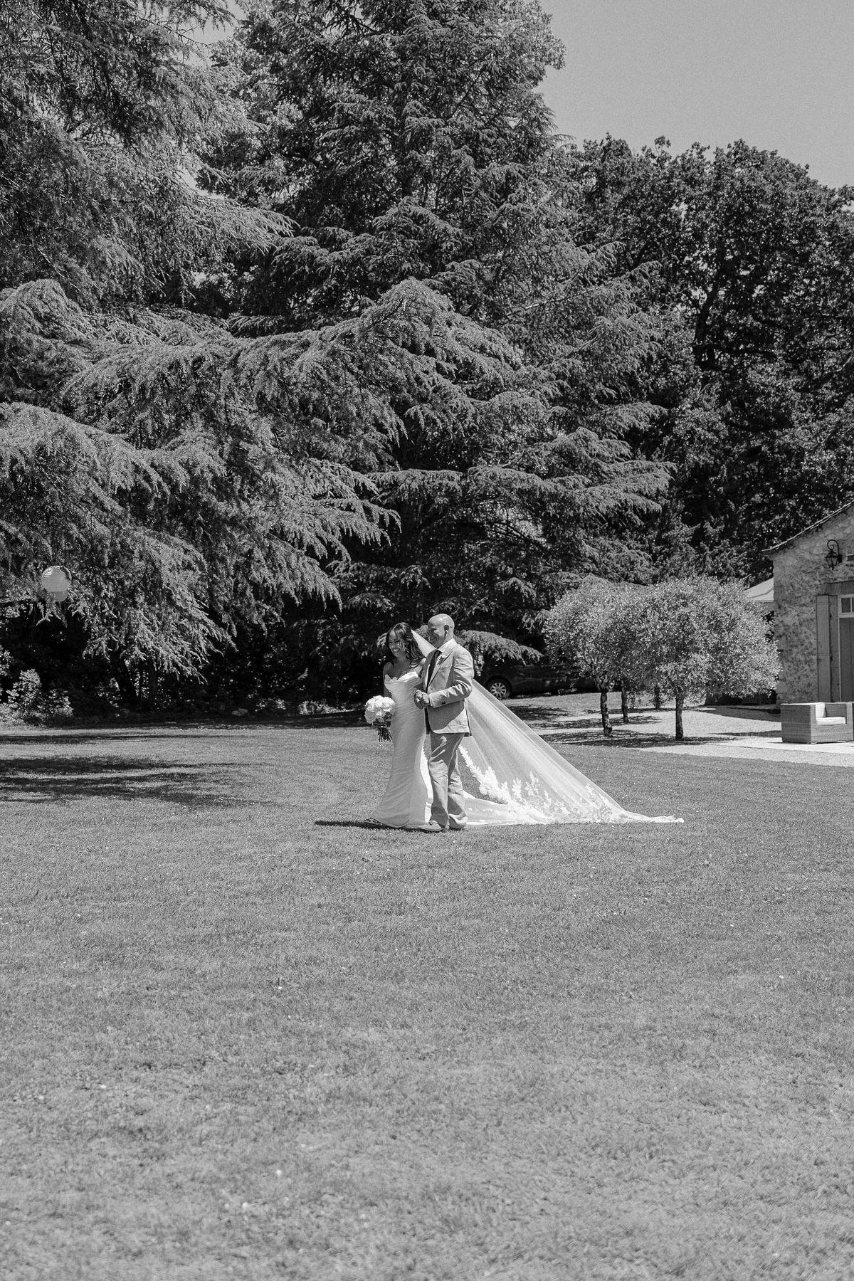 Black and white dip-kiss portrait of the couple
