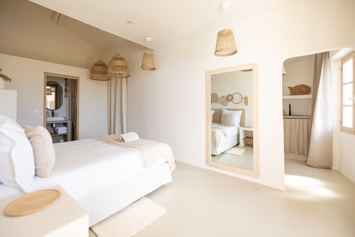 A studio bedroom with a seating area