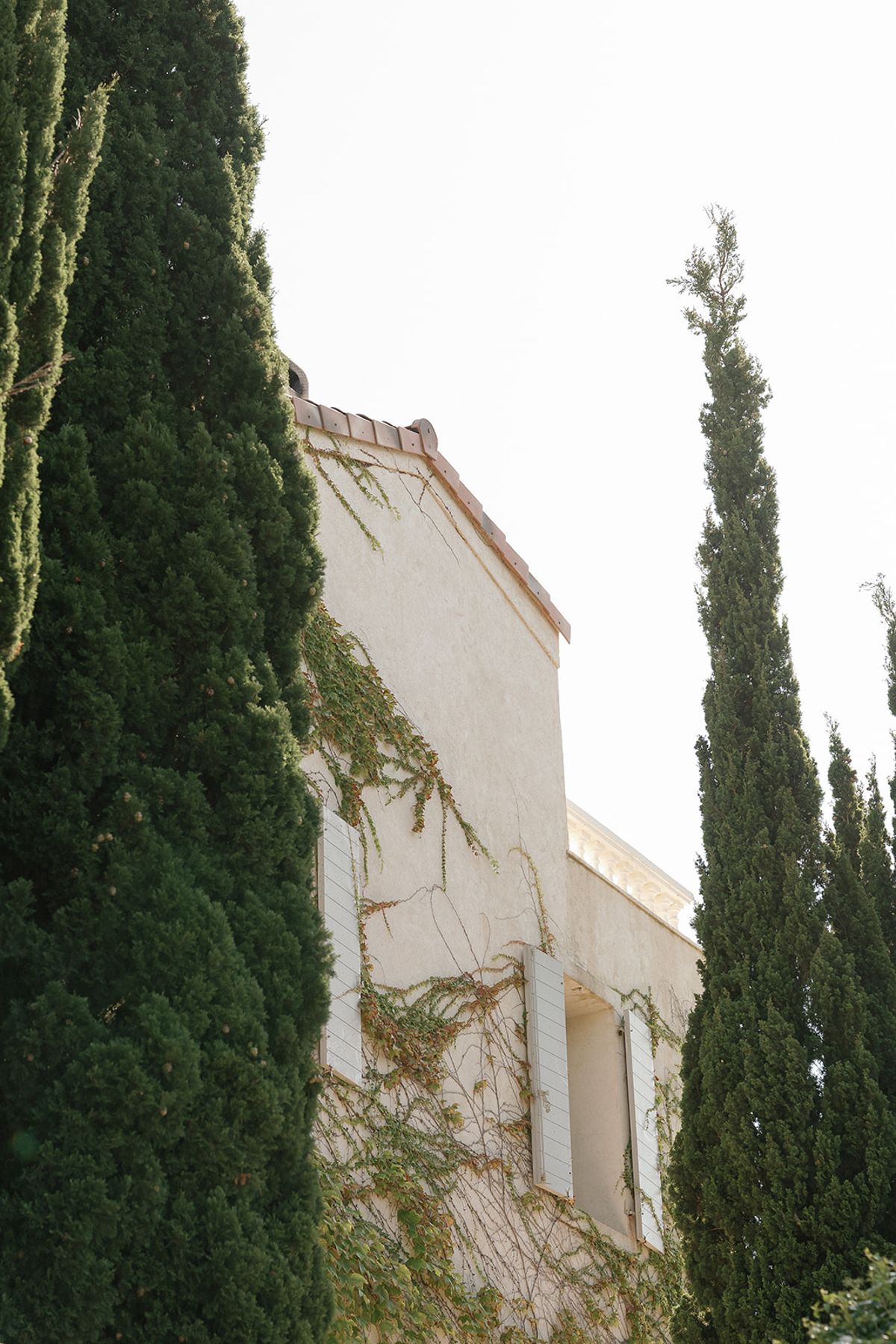 Bella getting ready before the wedding at Domaine de Canaille, Cassis