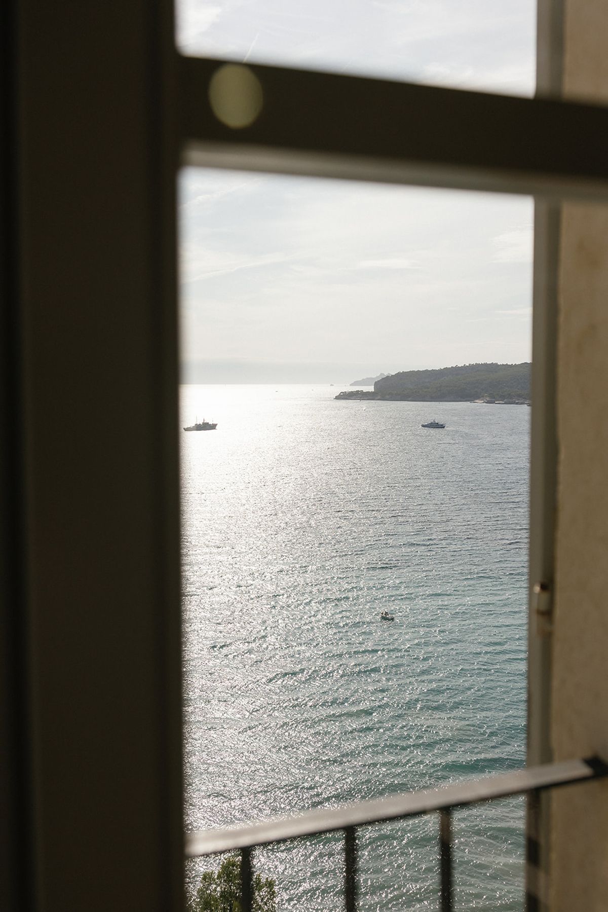 Bella getting ready before the wedding at Domaine de Canaille, Cassis