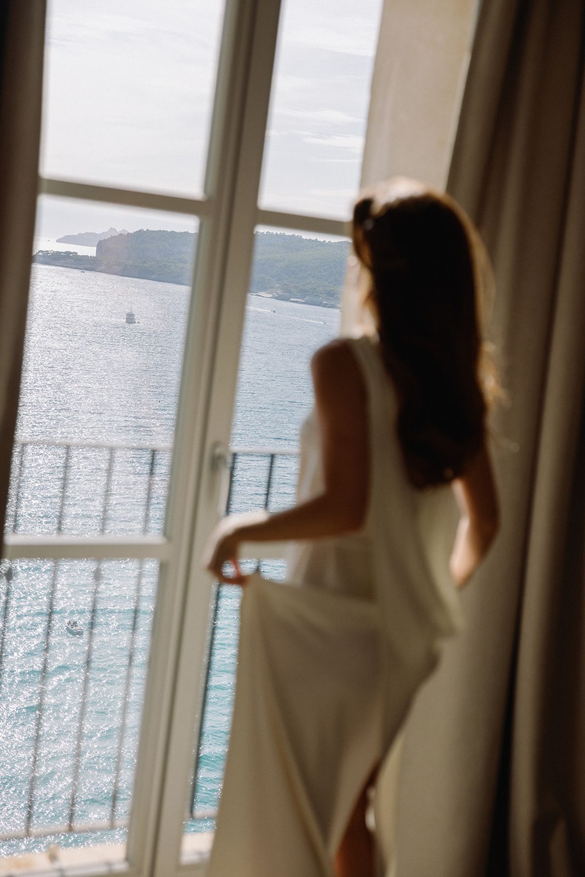 Bella getting ready before the wedding at Domaine de Canaille, Cassis