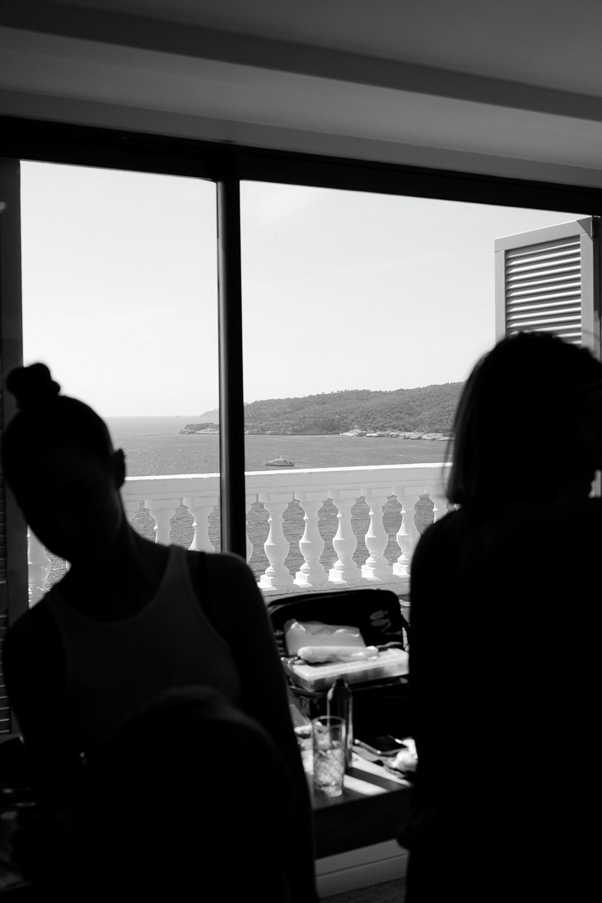 Bella getting ready before the wedding at Domaine de Canaille, Cassis