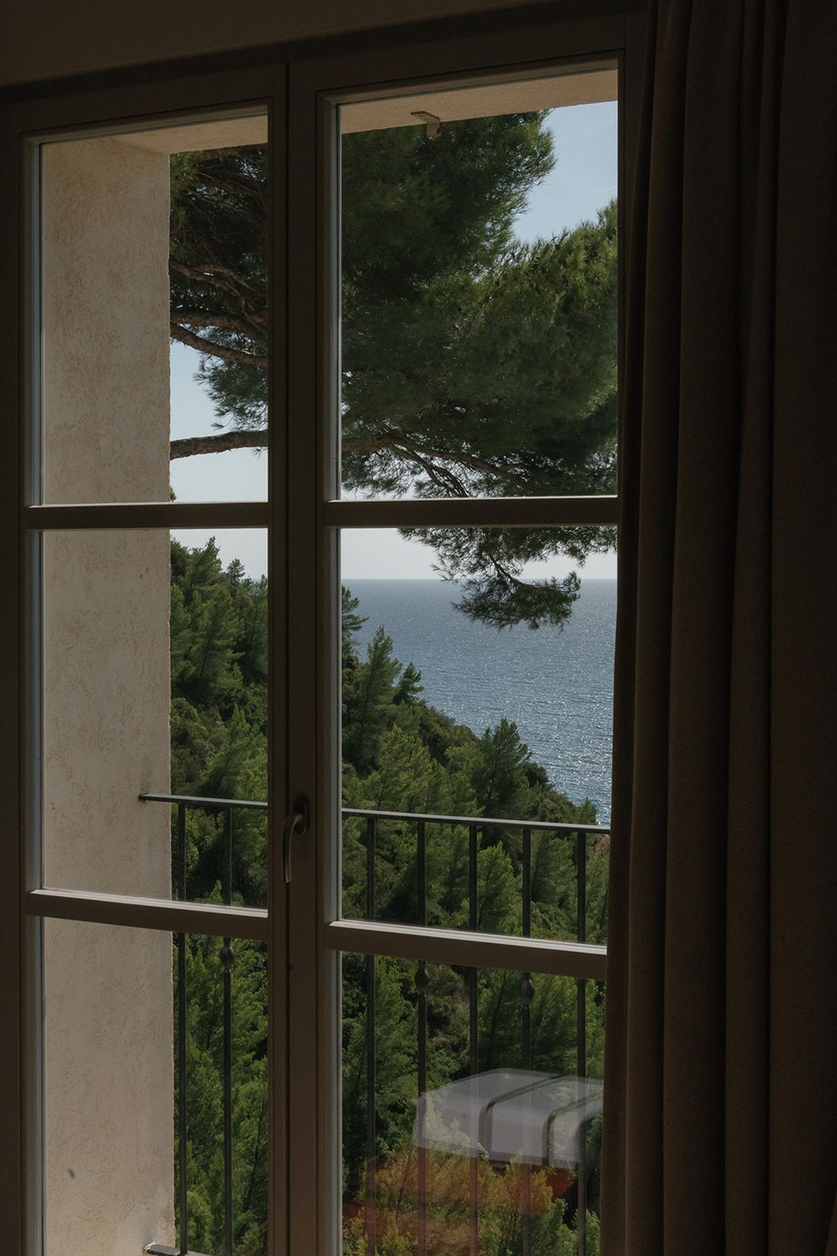 Bella getting ready before the wedding at Domaine de Canaille, Cassis