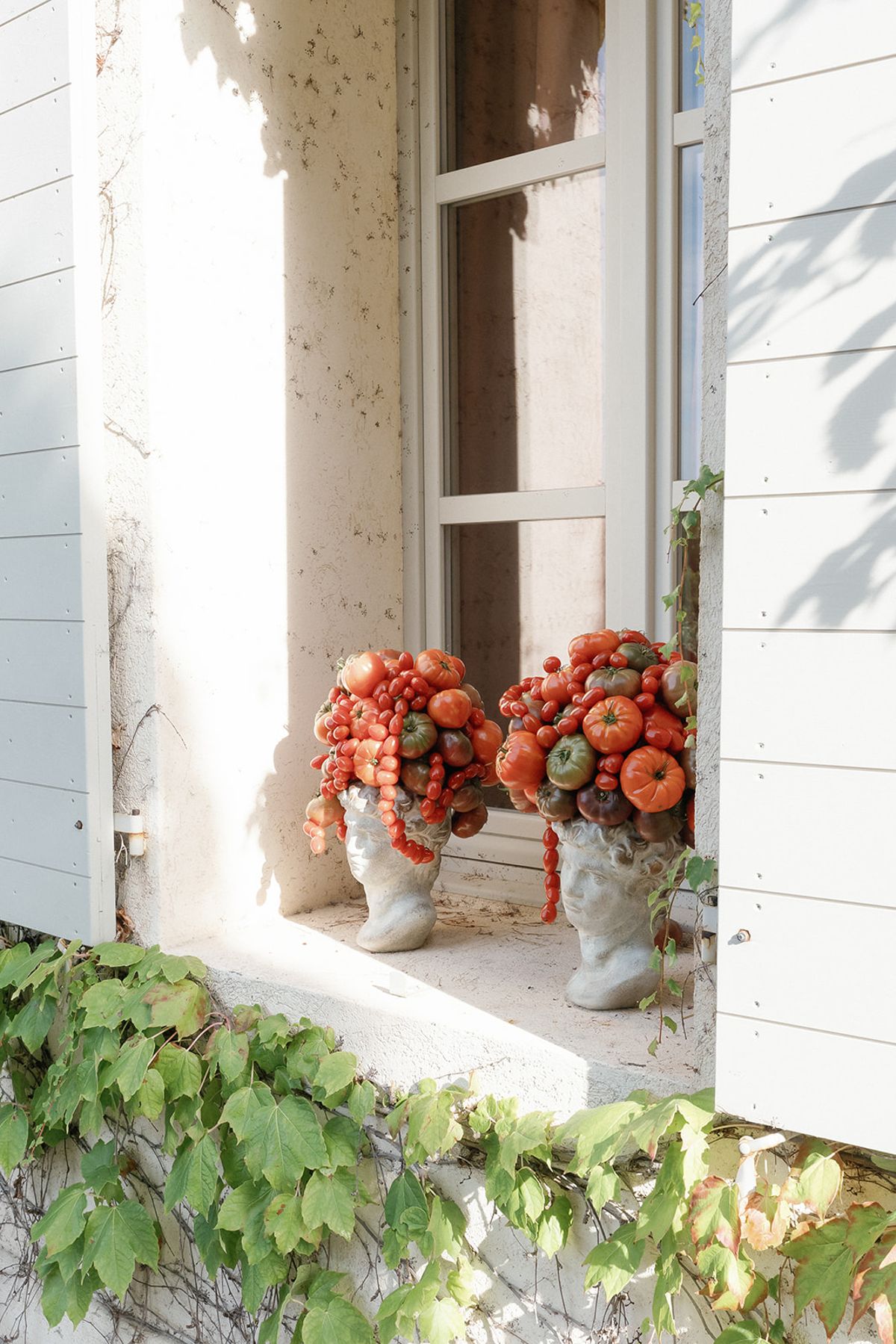 Styling and floral details at Domaine de Canaille, Cassis