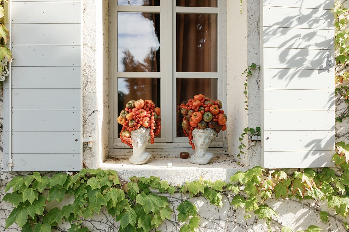 Styling and floral details at Domaine de Canaille, Cassis
