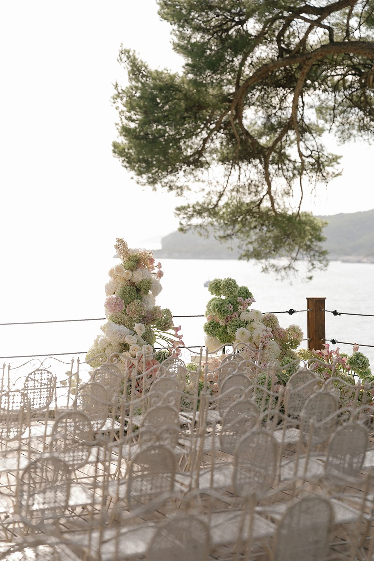 Styling and floral details at Domaine de Canaille, Cassis