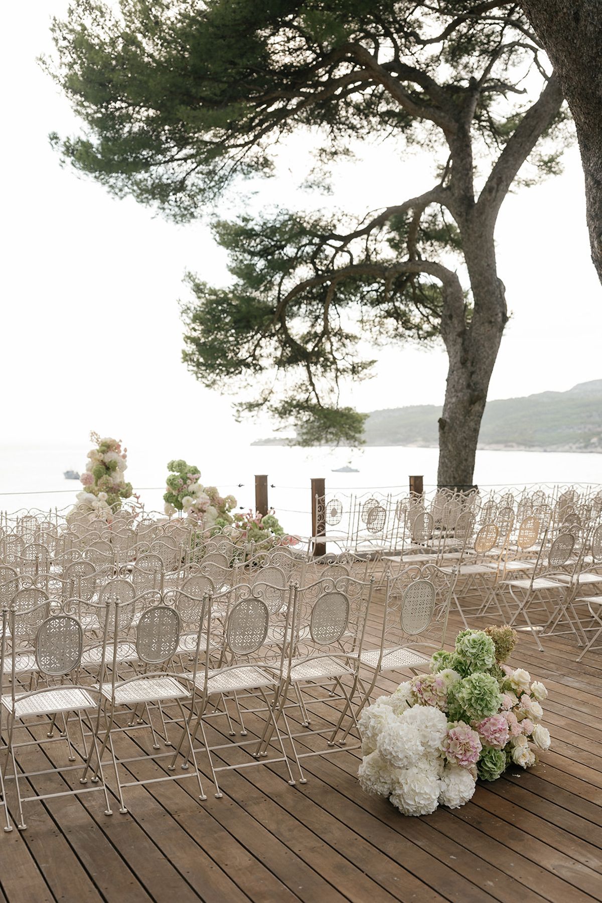 Styling and floral details at Domaine de Canaille, Cassis