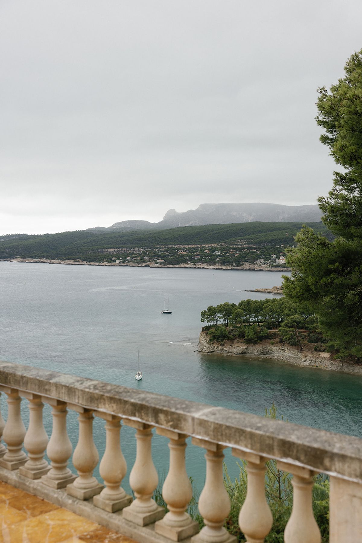 Bella and Jonny during the day-after celebration at Domaine de Canaille, Cassis