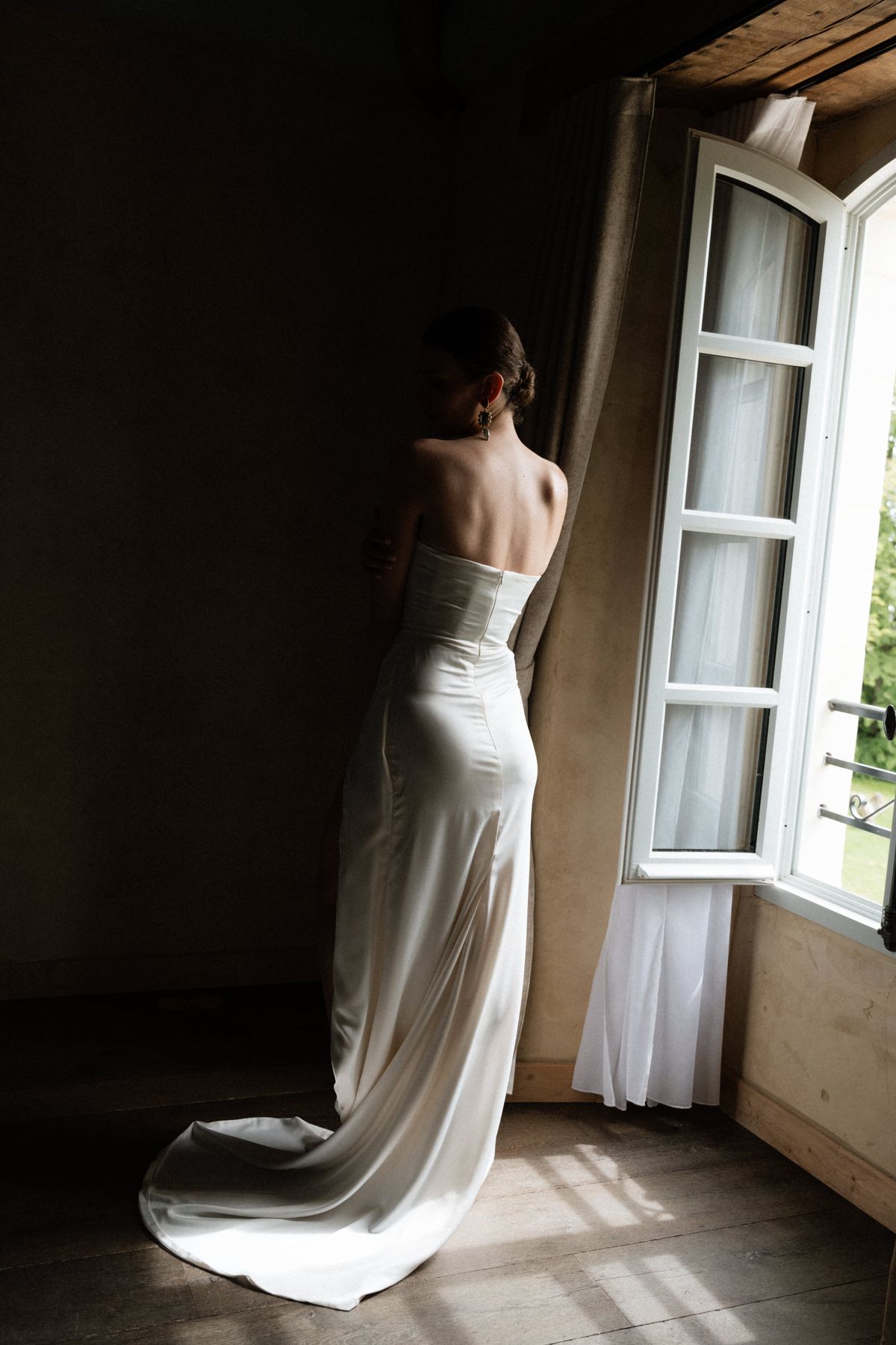 Old money styled shoot at Domaine le Mezo, Brittany, a bridal portrait