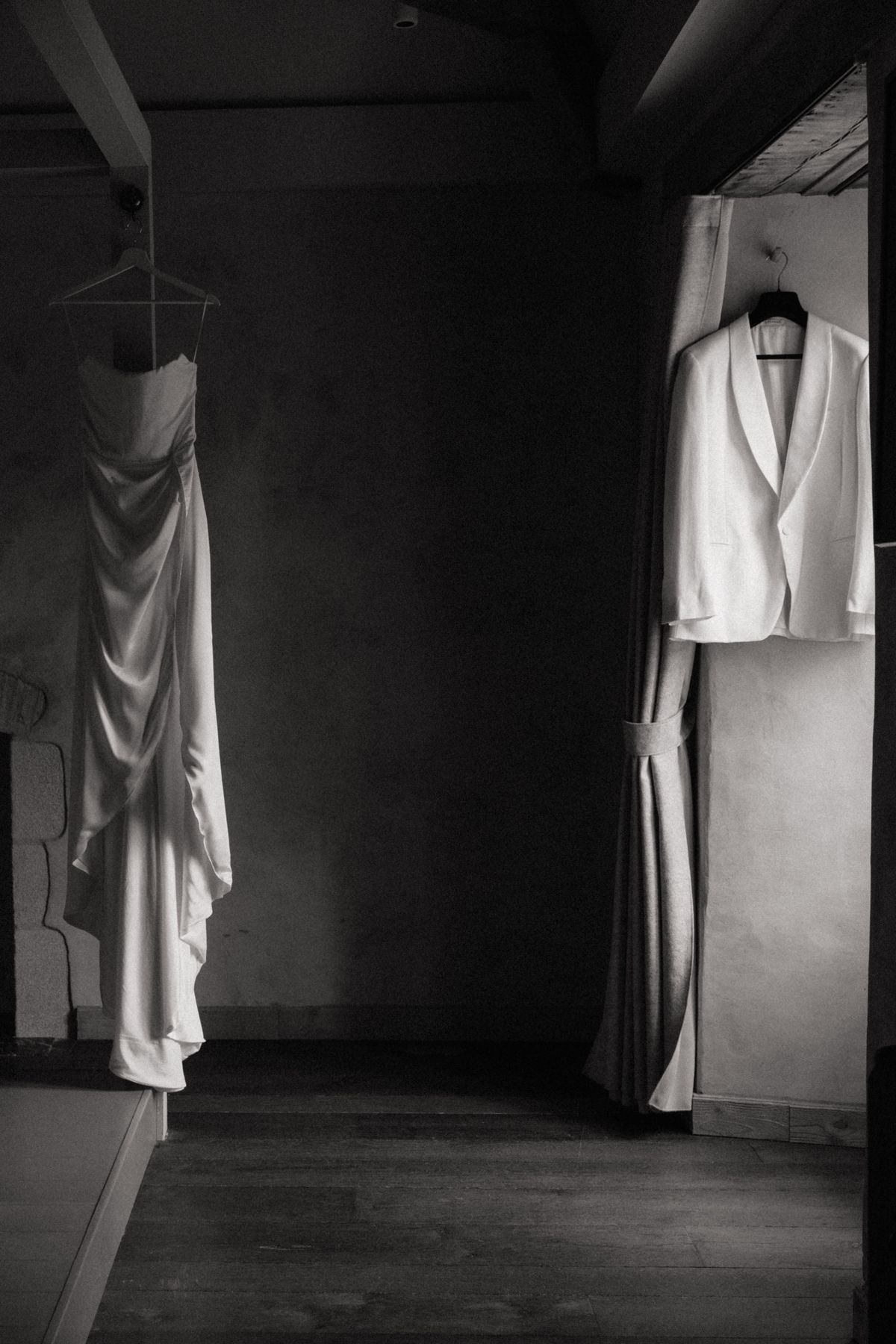 Old money styled shoot at Domaine le Mezo, Brittany, the bride preparing