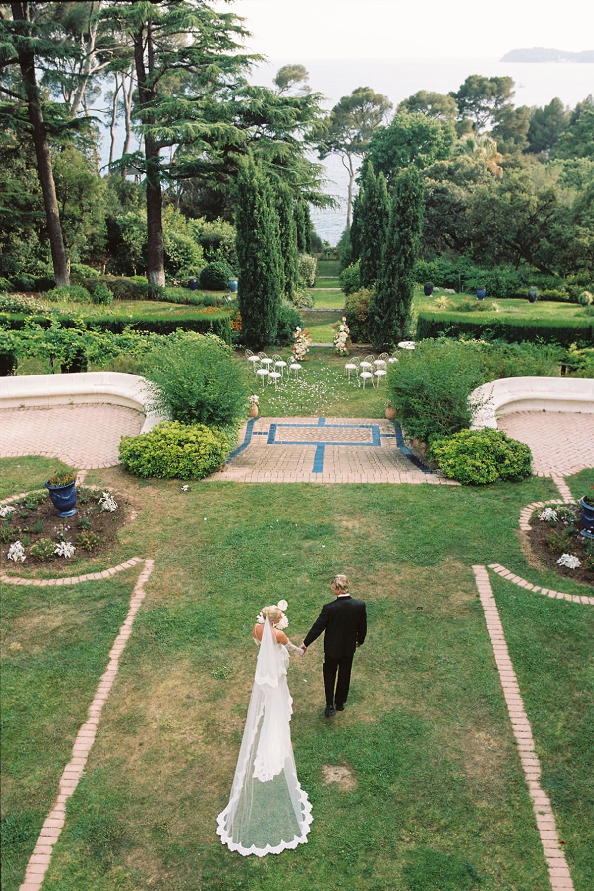 Couple walking through the formal garden at Domaine Rocabella, French Riviera