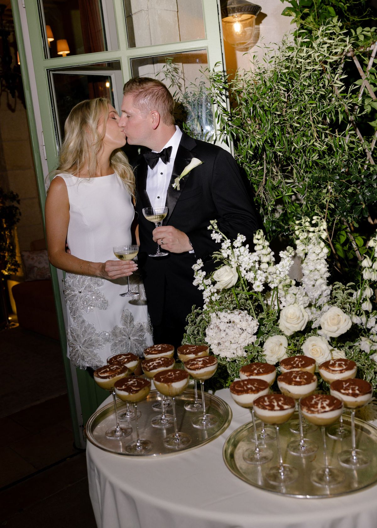 Kirstin and Ryan kissing beside the tiramisù table