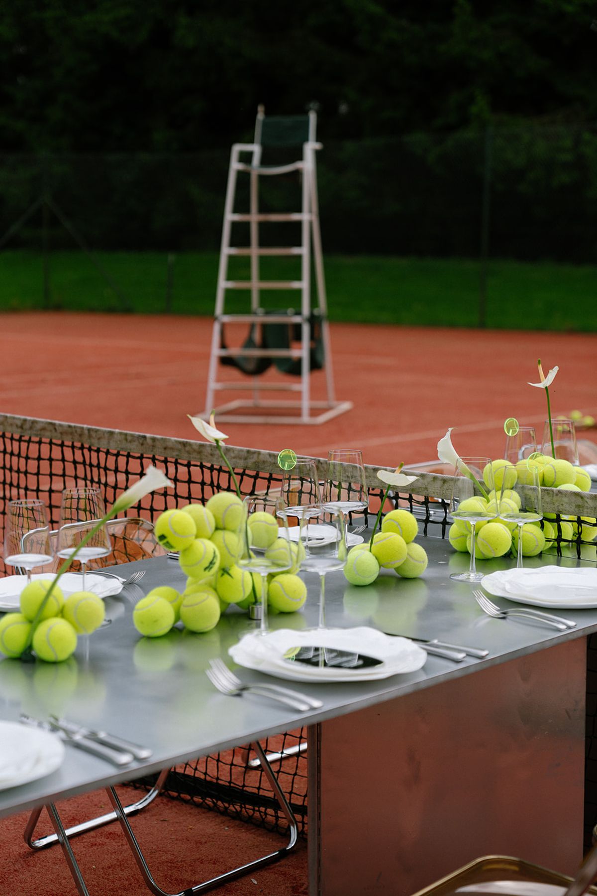 Empty umpire's chair on the clay tennis court