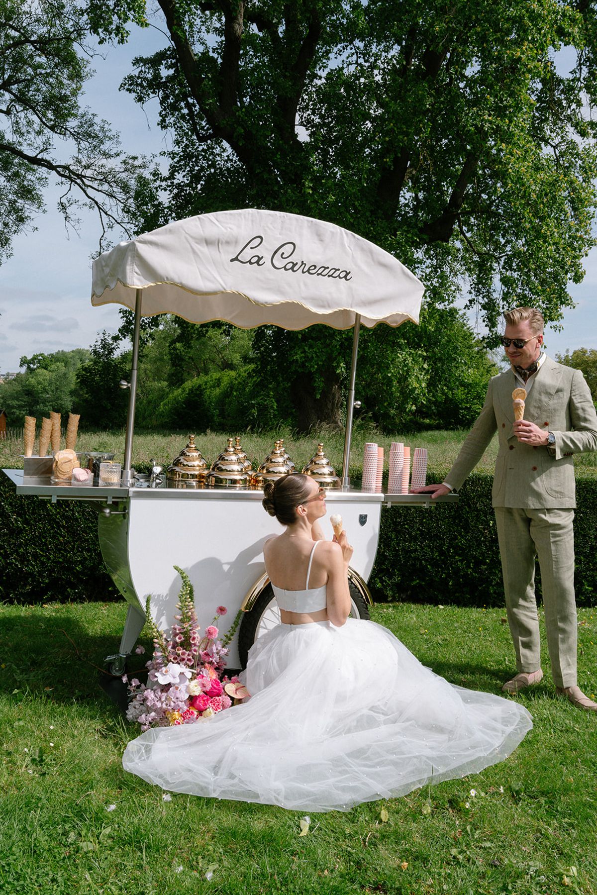 Bride and groom sharing ice cream at the 'La Carezza' cart