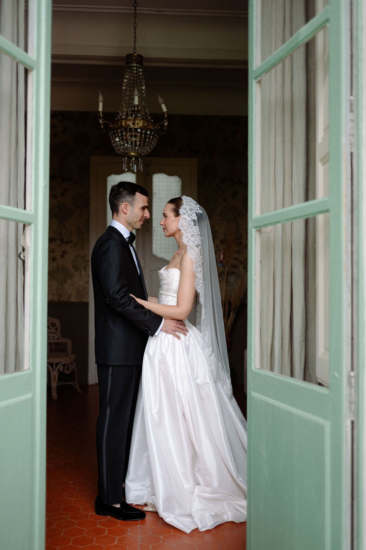 Clara and Constantin embrace in a doorway at Bastide de Toursainte