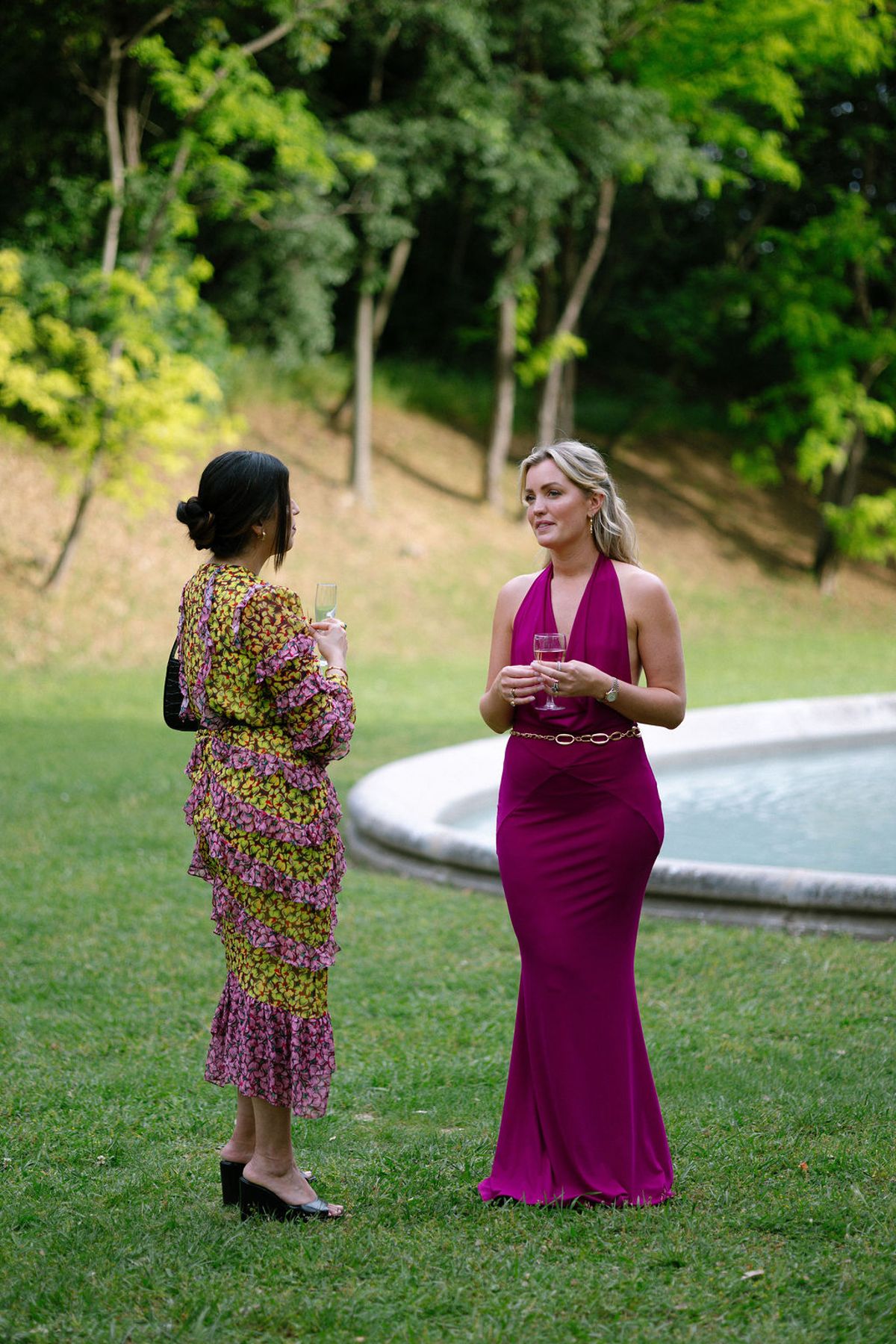 Two guests chat on the lawn during the cocktail hour