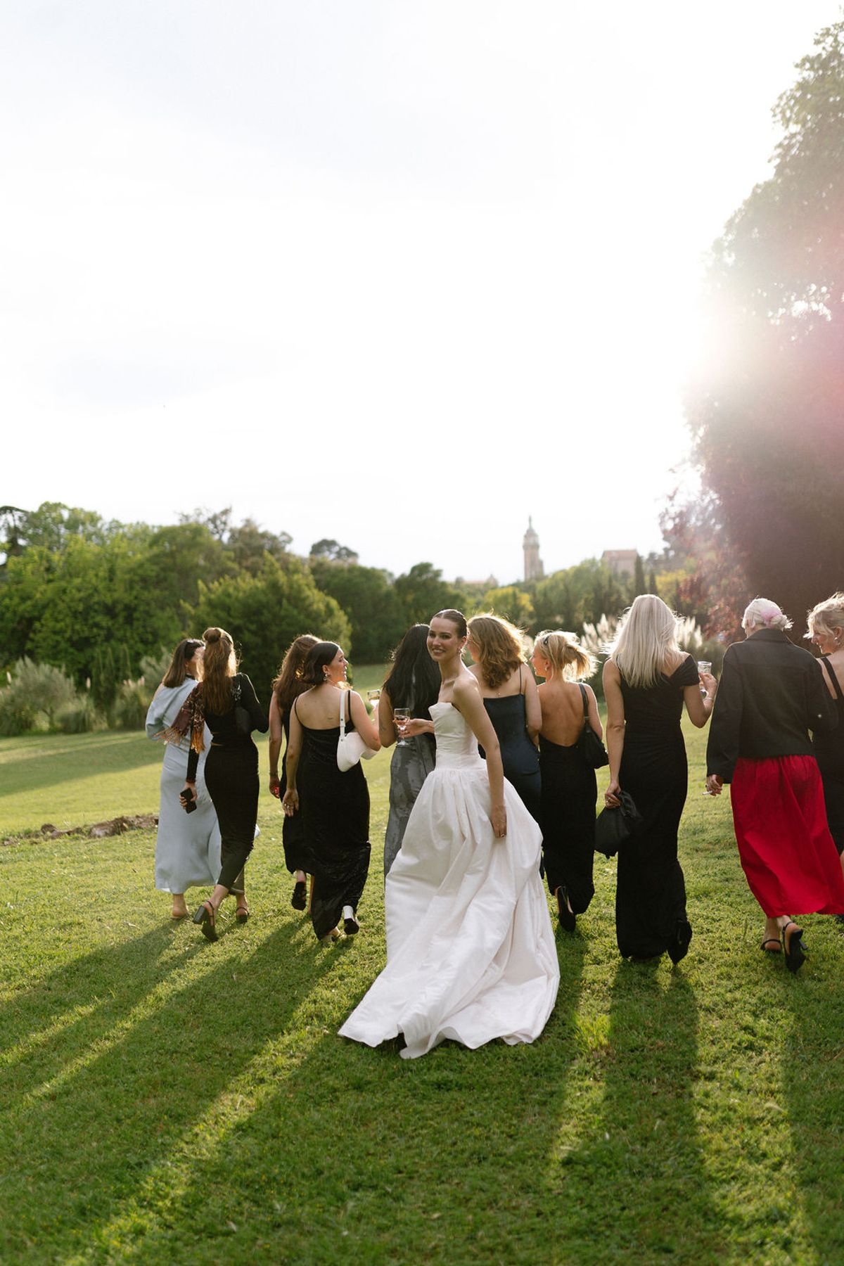 Guests walk together across the lawn during the cocktail hour