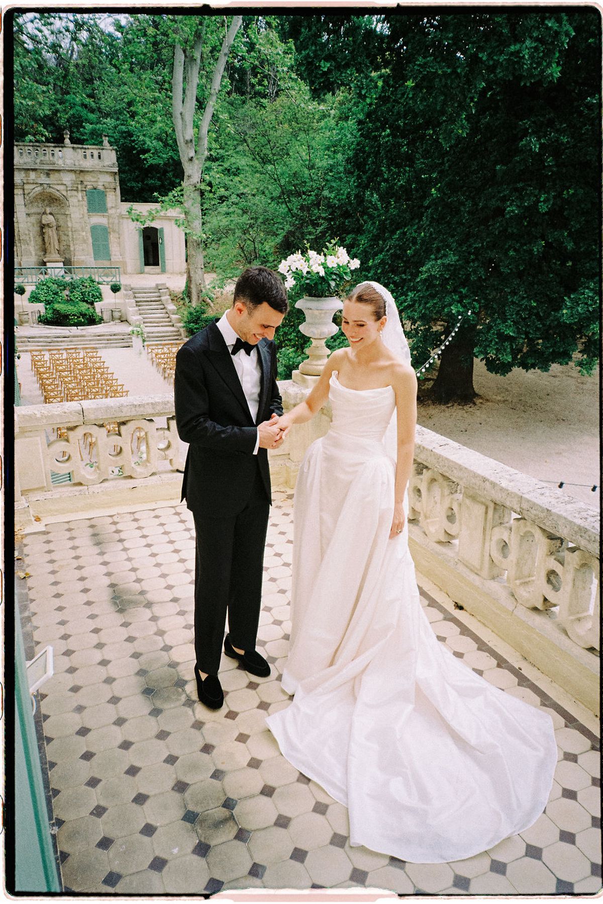 Clara and Constantin exchange rings on the balustraded terrace