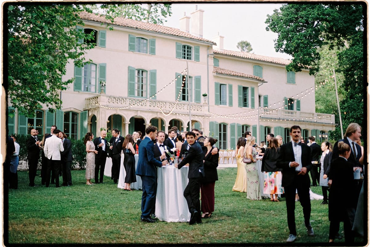 Guests gather outdoors on the grounds of Bastide de Toursainte during the cocktail hour