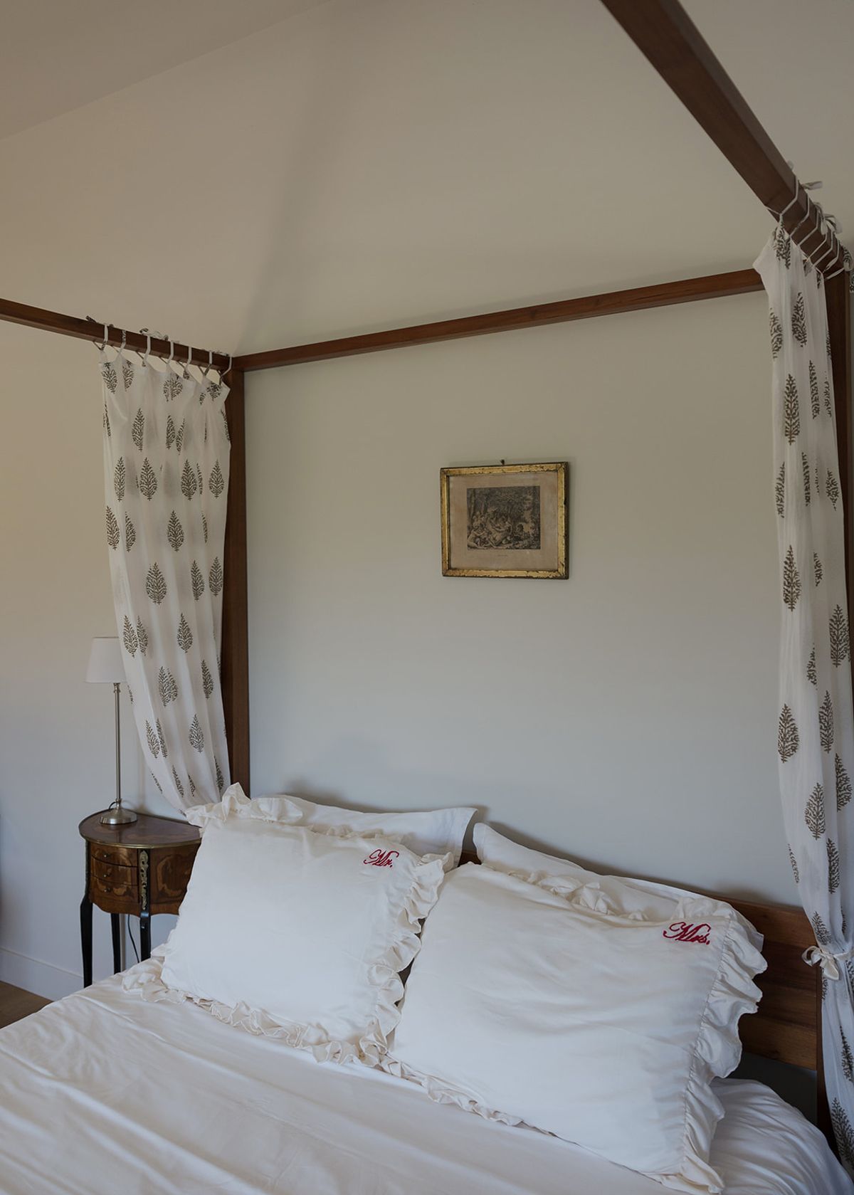 A four-poster bedroom at Château Gassies