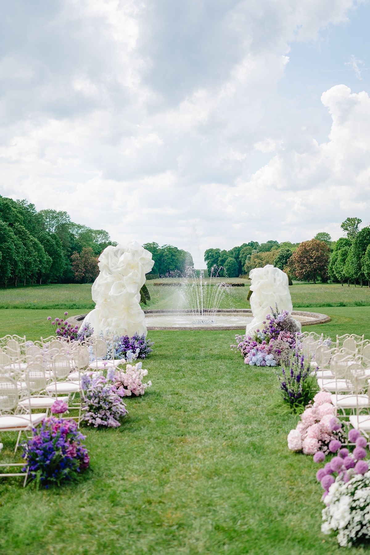 The empty ceremony aisle and fountain at Château de Champlâtreux before guests arrive