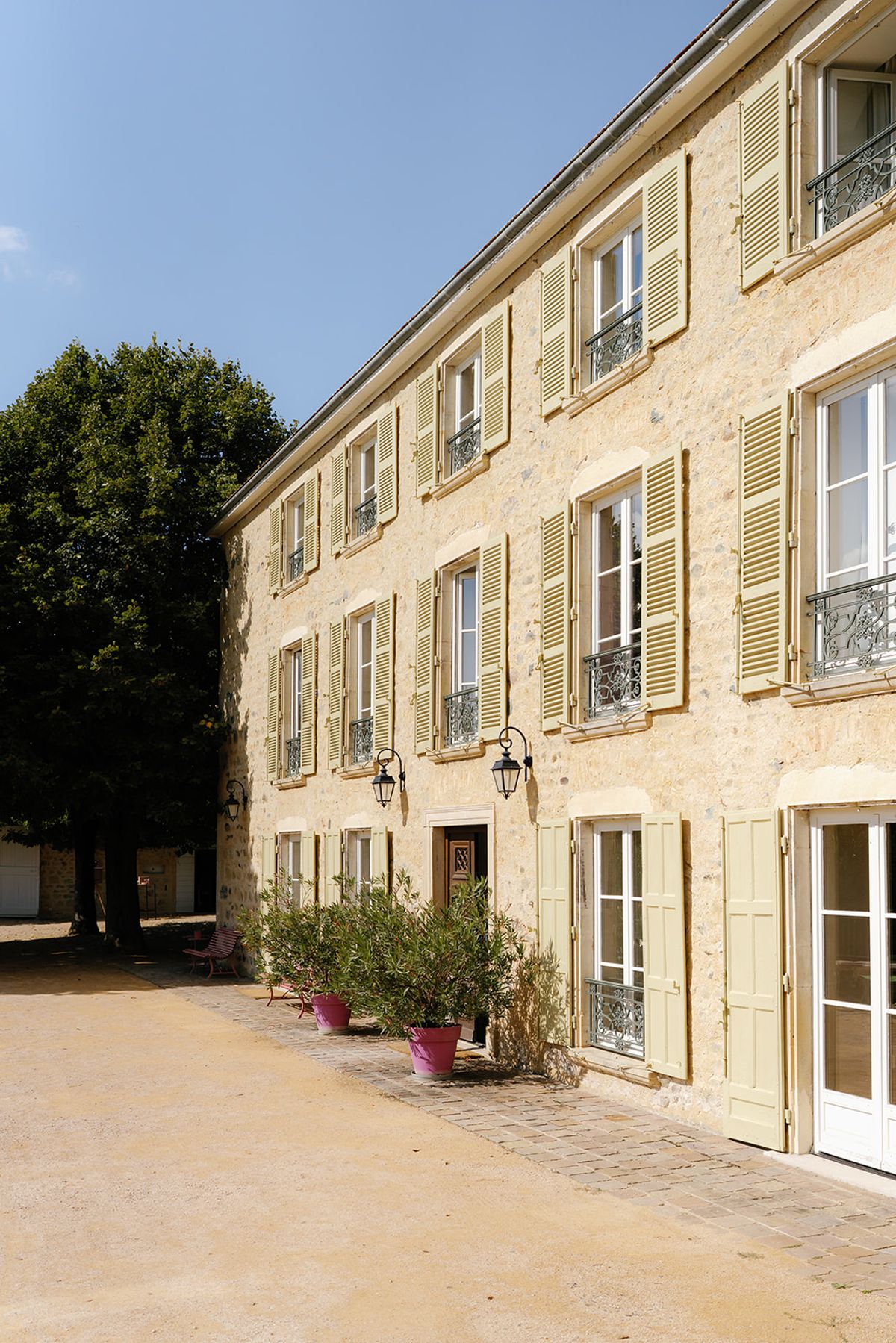 The courtyard entrance at Domaine de Vavril
