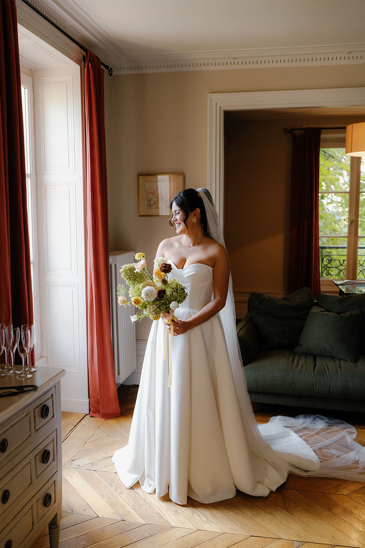 The bride with her bouquet in a salon at Domaine de Vavril